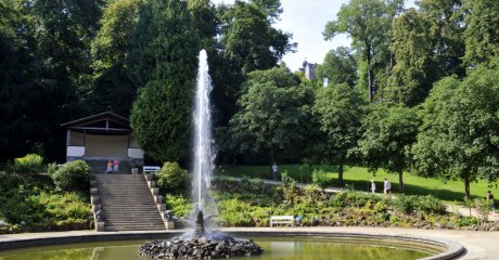 Das wasserspeiende Ungeheuer Lindwurm mit bis zu 16 Meter hoher Wasserfontäne im Schlosspark zu Ballenstedt