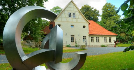 Kunstwerke im Ausstellungsgarten der Schlossmühle Ballenstedt