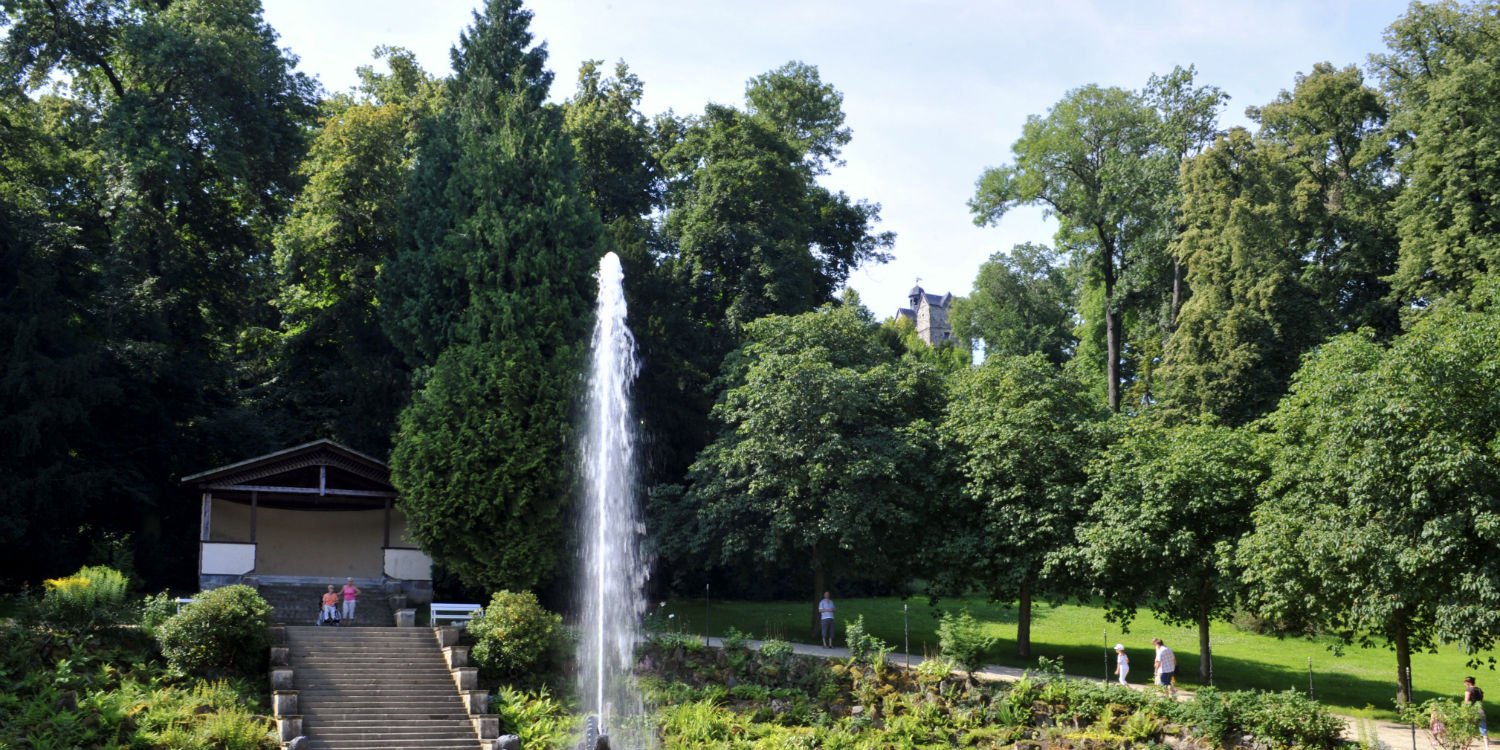 Das wasserspeiende Ungeheuer Lindwurm mit bis zu 16 Meter hoher Wasserfontäne im Schlosspark zu Ballenstedt