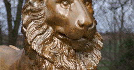 Löwenstatue im Schlosspark