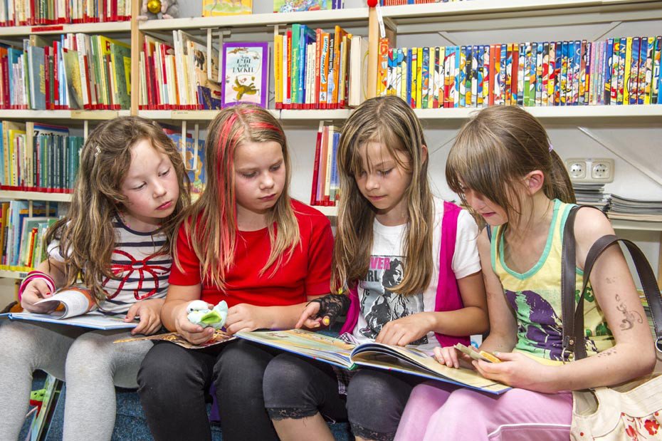 Lesende Kinder in der Ballenstedter Fürstin-Pauline-Bibliothek 
