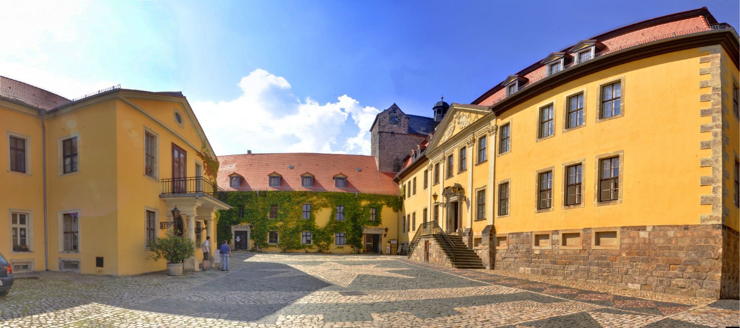 Schloss Ballenstedt- sonniger Hof
