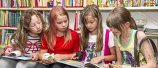 Lesende Kinder in der Ballenstedter Fürstin-Pauline-Bibliothek 